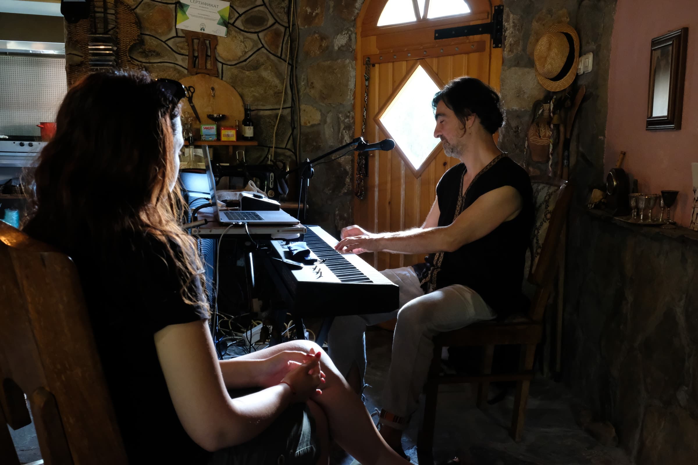 Duke Bojadžiev playing music for a retreat participant during an intimate Resonance Atelier session.