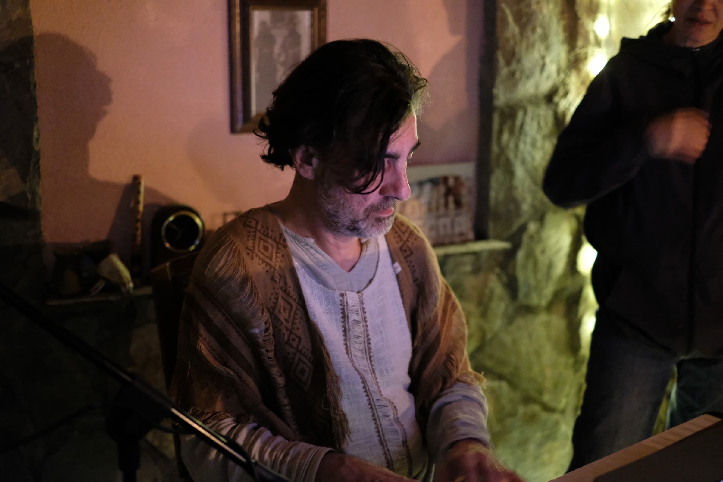 Duke Bojadžiev performing at the keyboard during the Prespa retreat in Brajčino.