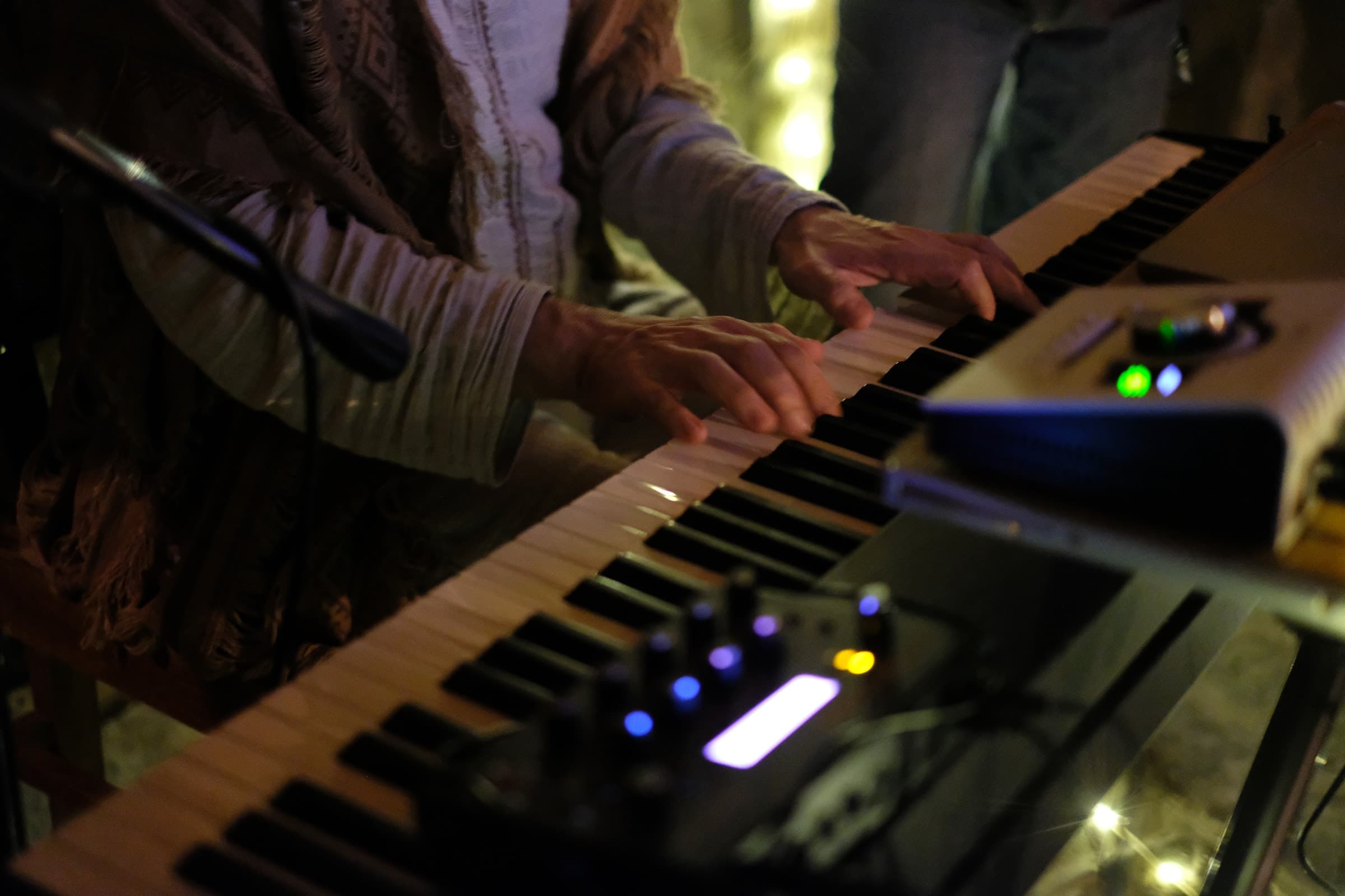 Close-up of Duke Bojadžiev's hands playing keyboard during the Prespa retreat.