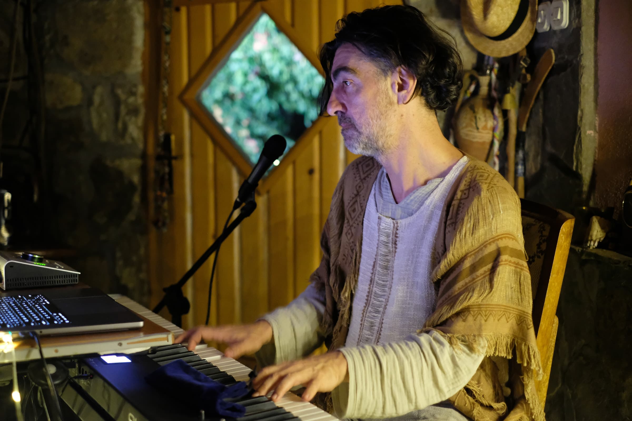 Duke Bojadžiev performing with keyboard and microphone during the Prespa retreat.